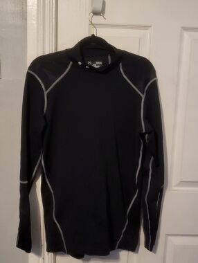 Under Armour Men's Black Long Sleeve Cold Gear with Contrast Seams